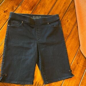 Women’s pull on stretchy Bermuda shorts